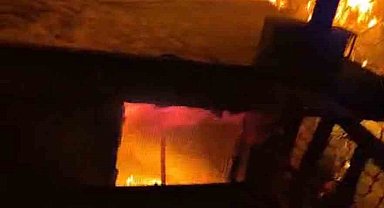 Tarsus'ta 2 katlı evin giriş katında yangın