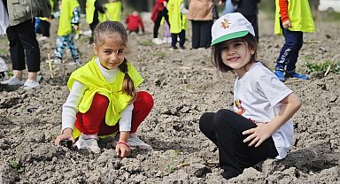 Tarsus'ta çocuklar okaliptüs fidanlarını toprakla buluşturdu