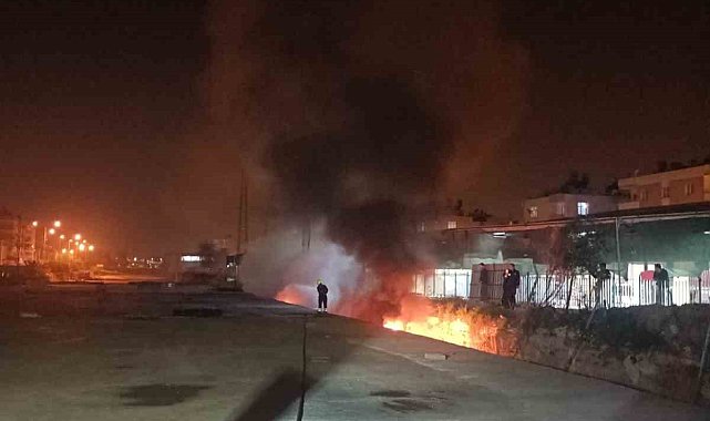 Tarsus'ta demiryolu inşaat alanında yangın