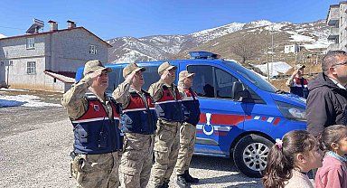 Tatvan'da jandarmadan öğrencilere anlamlı destek