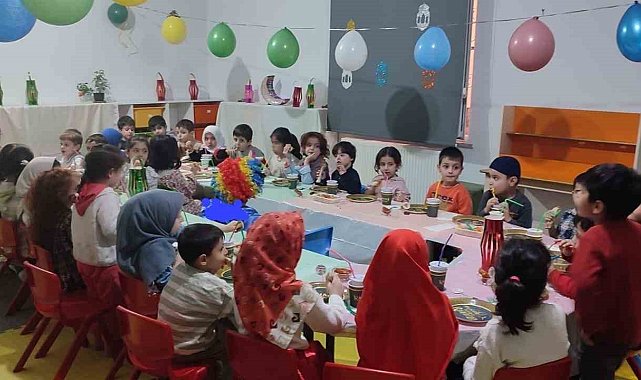 Tatvan'da minikler iftar sofrasında buluştu