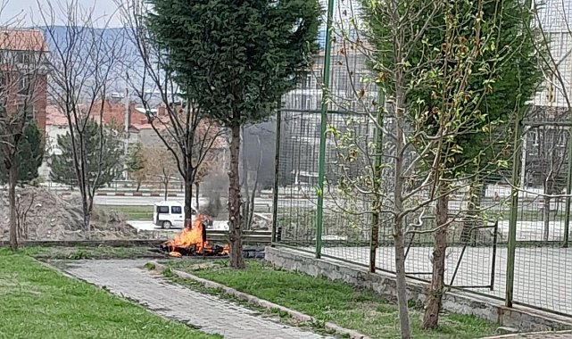 Tavşanlı'da eski lastik yangını kısa sürede söndürüldü