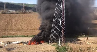 Tekirdağ'da atık lastikler alev alev yandı
