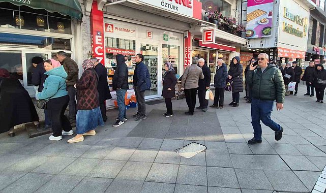 Tekirdağ'da Ramazan pidesi kuyruğu
