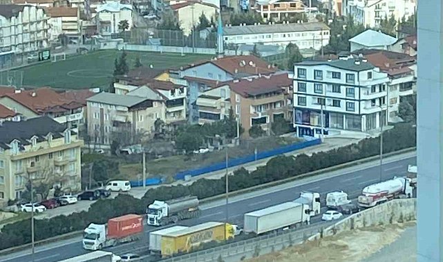 TEM otoyolunu kilitleyen ilginç kaza: Yükü ağır gelince dorse ortadan ikiye ayrıldı