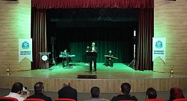 Teravih namazına gelen çocuklara sürpriz