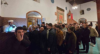 Tercan'da Sakal-ı Şerif'i görmek için vatandaşlar Merkez Camii'ne akın etti
