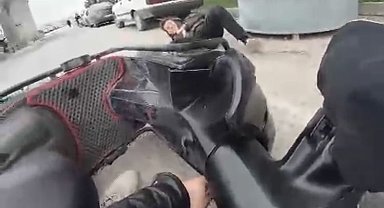Ters yola giren motosiklet yayaya çarptı: Yaya, "Pardon abi" dedi