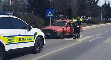 Ters yönde giden sürücü kazaya davetiye çıkarttı: Trafik polisleri faciayı önledi