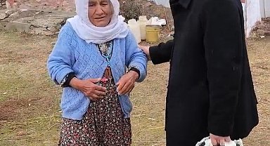 Tilki nöbeti tutan Tayyibe nineye civciv hediye edildi