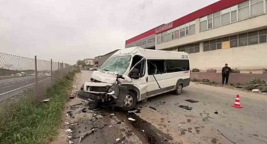 Tır ile çarpışan işçi servisinde 8 kişi yaralandı
