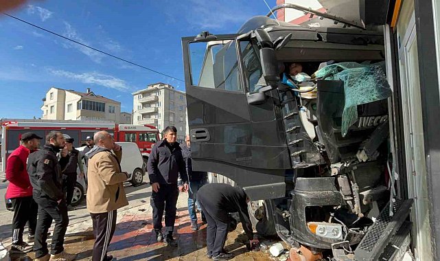 Tırın apartman duvarına çarptığı anlar kamerada: 1'i ağır 2 yaralı