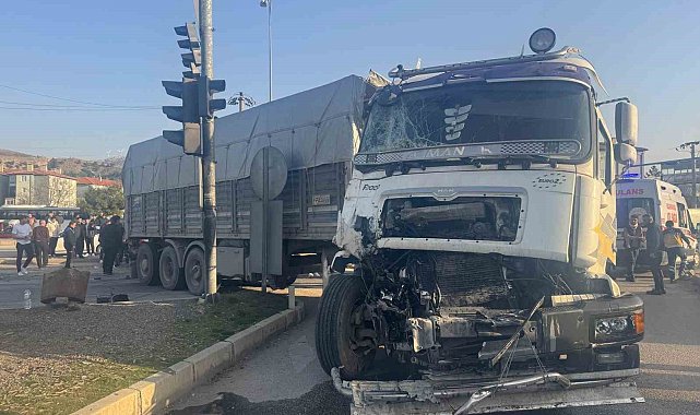 Tırla çarpışan midibüste 4'ü yabancı uyruklu 5 kişi yaralandı
