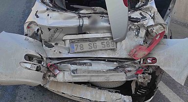 Tırla çarpışan otomobilin sürücüsü yaralandı