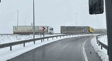 Tırların ulaşımına kar engeli