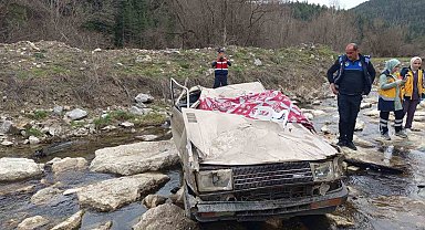 Tofaş otomobil çaya uçtu: 1 ölü, 1 yaralı