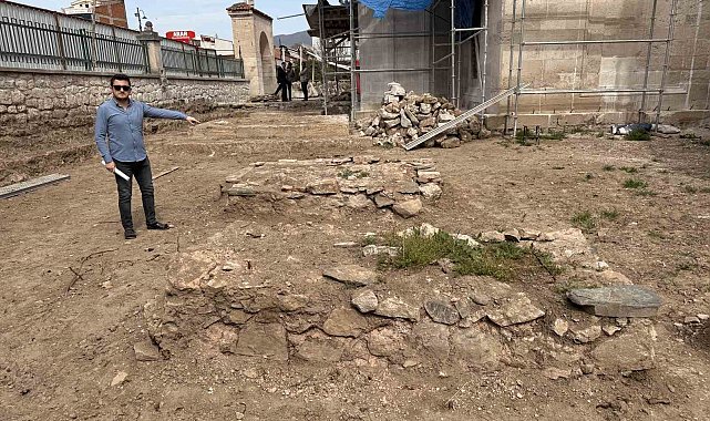 Tokat'ta 540 yıllık cami restorasyonunda keşfedilen mezarlar sanat tarihçileri tarafından inceleniyor