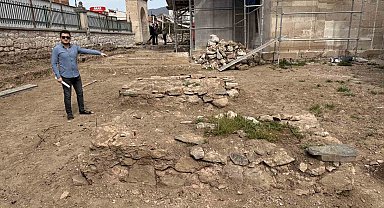 Tokat'ta 540 yıllık cami restorasyonunda keşfedilen mezarlar sanat tarihçileri tarafından inceleniyor