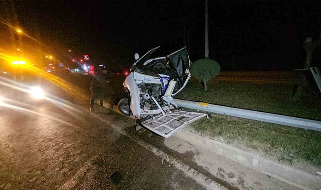 Tokat'ta direğe çarpan Tofaş kağıt gibi ezildi