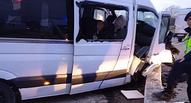Tokat'ta işçi servisi istinat duvarına çarptı: 21 yaralı