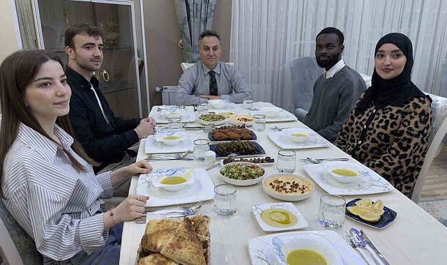 Tokat'ta öğrenciler bu sefer sınıfta değil akademisyenlerinin evinde buluştu