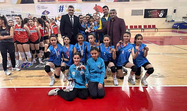 Tomarza Belediyespor kız voleybolda Kayseri 4.'sü oldu