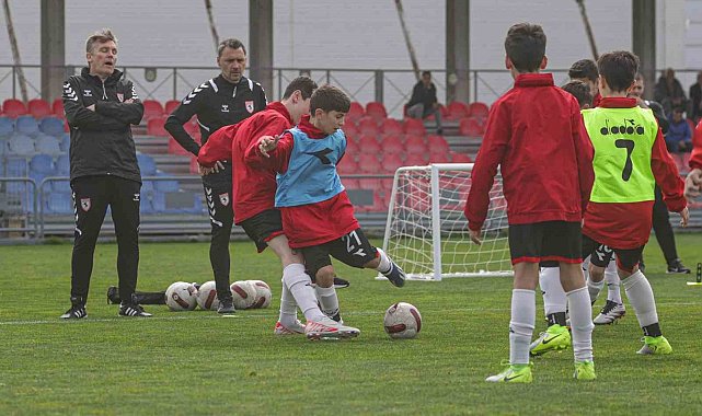 Toulouse FC antrenörleri, minik Samsunspor futbolcularıyla antrenmana çıktı