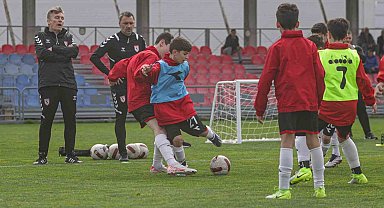 Toulouse FC antrenörleri, minik Samsunspor futbolcularıyla antrenmana çıktı
