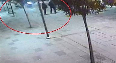 Trafiğe kapalı yolda sokak köpeklerinden kaçan motosiklet sürücüsü yayaya çarptı: 1 ağır yaralı