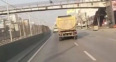 Trafiği hiçe sayan kamyon dakikalarca makas attı