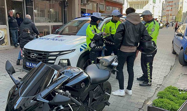 Trafiği tehlikeye attı, plakayı kapattı, cezayı yedi