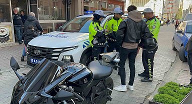 Trafiği tehlikeye attı, plakayı kapattı, cezayı yedi