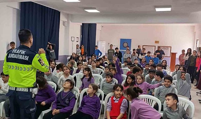 Trafik jandarmasından öğrencilere eğitim