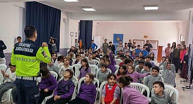 Trafik jandarmasından öğrencilere eğitim