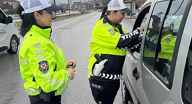 Trafik polislerinden bayramda tatlı mola