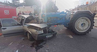 Traktör ile otomobil çarpıştı 1 ölü, 3 yaralı