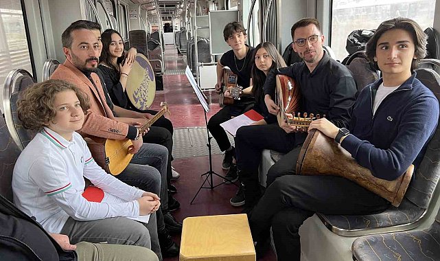 Tramvayda öğrencilerden duygulandıran Çanakkale Türküsü