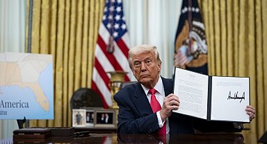 Trump, Meksika ve Kanada'ya gümrük vergilerini 1 ay erteledi
