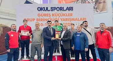Turan'dan Alpkılıç'a teşekkür plaketi