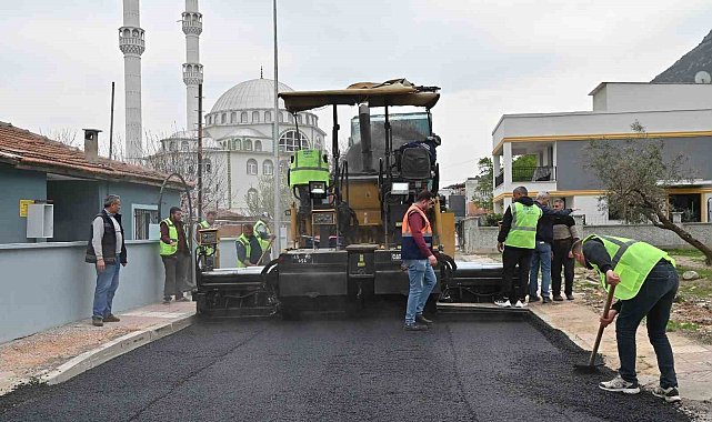Turgut Özal Mahallesi'nin yollarını yeniliyor