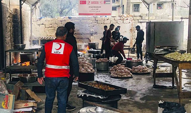 Türk Kızılay Gazze'de her gün 30 bin kişilik iftar veriyor