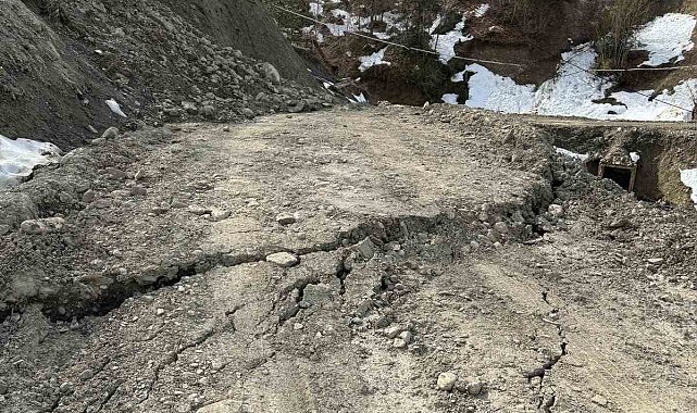 Türkeli'de heyelan köy yolunu kapattı