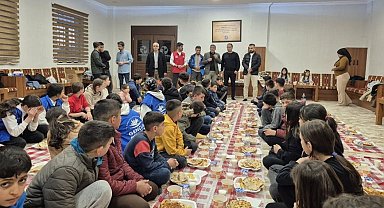Tut ilçesindeki çocuklar iftar yemeğinde buluştu