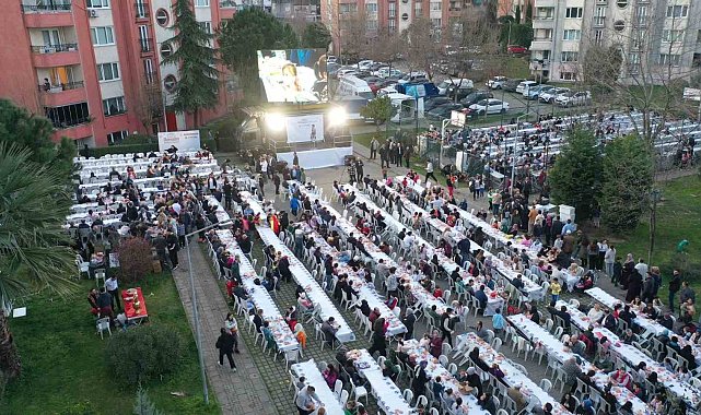 Tuzla'da Ramazan'ın bereketi sokak iftarlarında paylaşılıyor