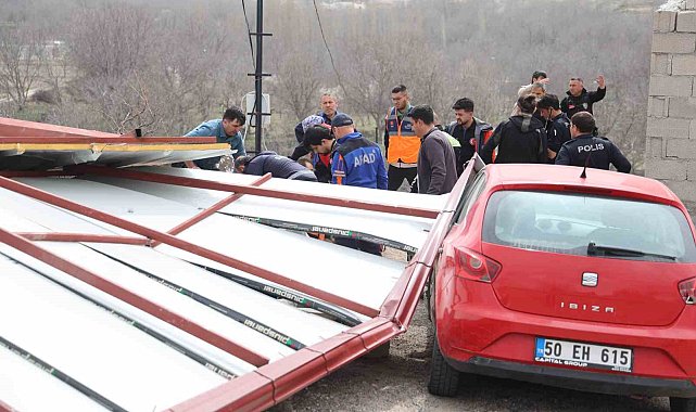 Uçan çatının altında kalan 2 kişi yaralandı