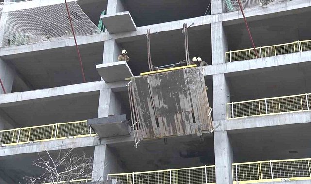 Ümraniye'de inşaat iskelesinden düşen işçiler hayatını kaybetti