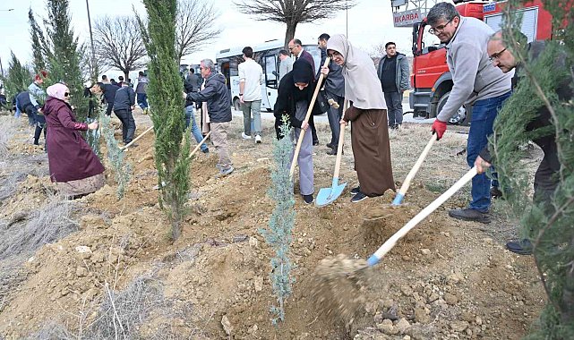 Üniversite kampüsünde aileler için fidanlar toprakla buluşturuldu