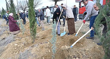 Üniversite kampüsünde aileler için fidanlar toprakla buluşturuldu