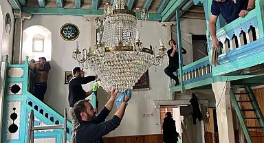 Üniversite öğrencileri camileri temizledi