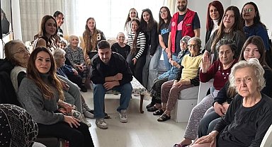 Üniversite öğrencileri yaşlı çınarları unutmadı